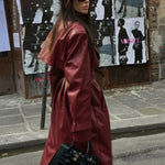 Dames Lange Jas – Bordeauxrode Faux Leather Coat met Retro Silhouet en Tailleceintuu