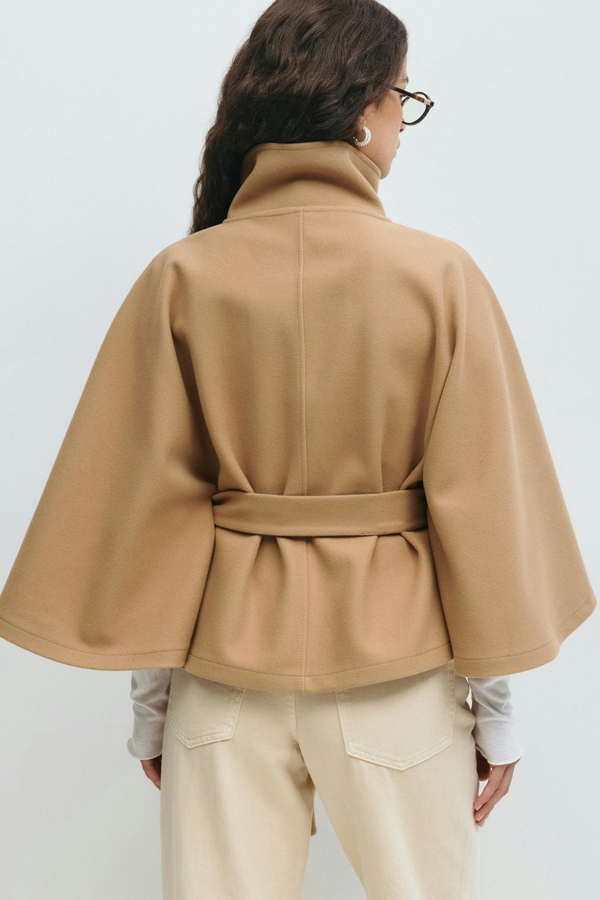 Clara Cape Capejas | Dames jas met cape-mouwen, hoge kraag en ceintuur