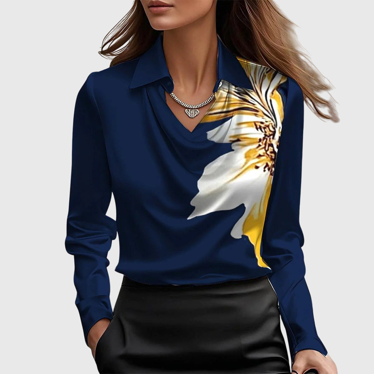 Monique | Dames blouse met geplooide halslijn en subtiele glans – elegant veelzijdig
