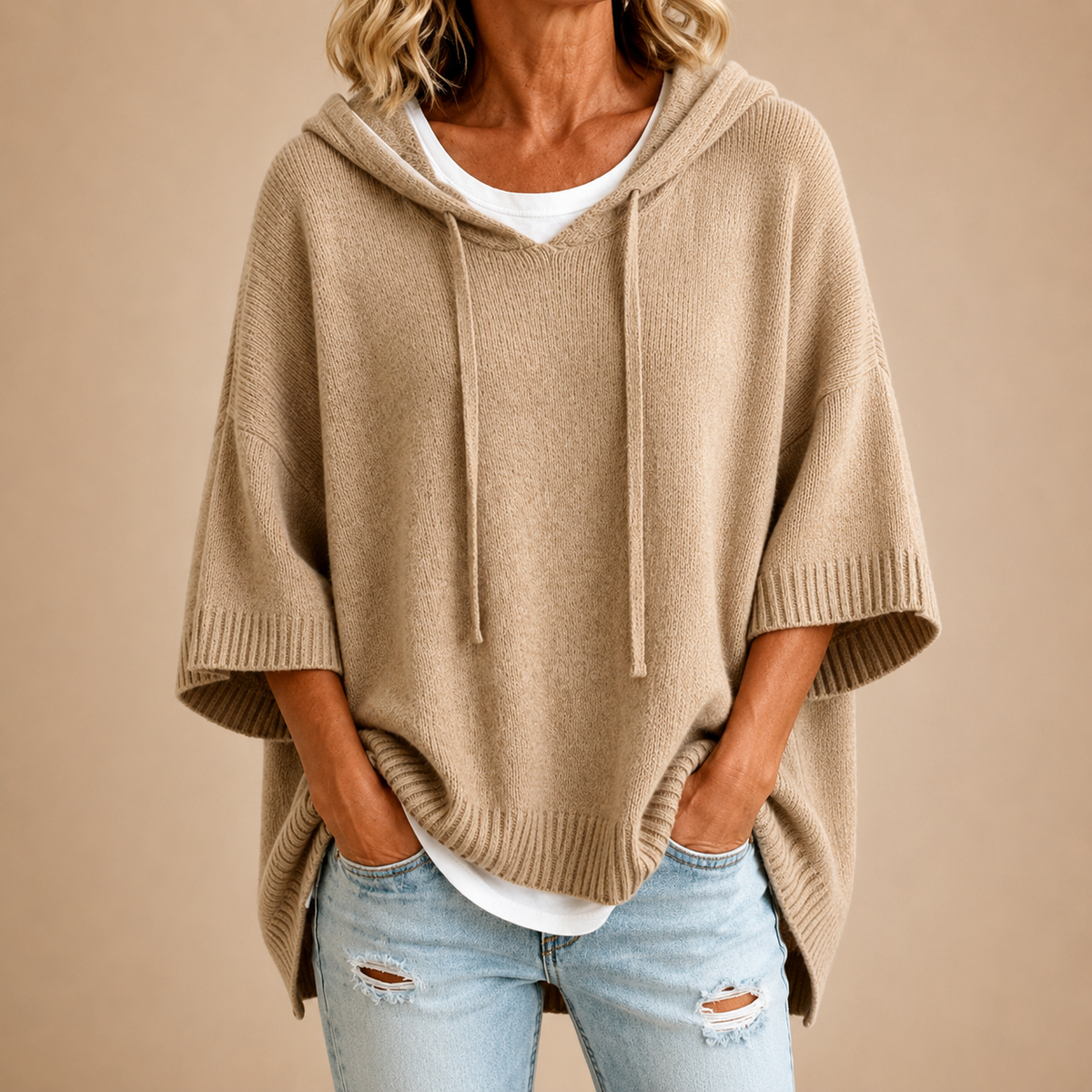 Wendy - Gebreide poncho met capuchon en driekwartmouwen