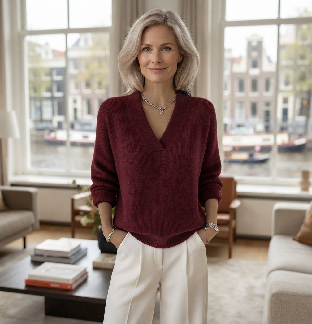 Sienna V-Neck Knit | Een heerlijk zachte, losvallende trui in een warme herfsttint met een elegante V-hals en comfortabele pasvorm.