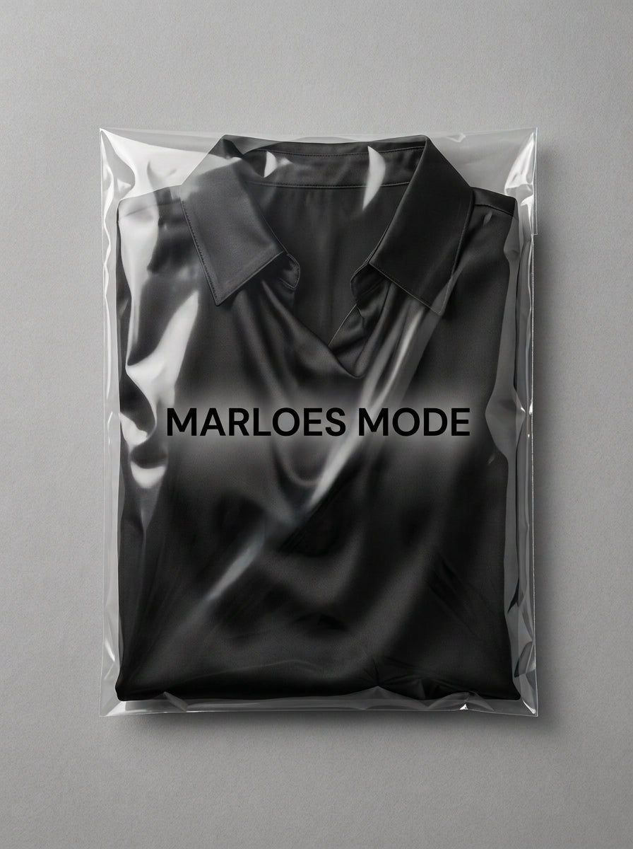 Monique - Dames blouse met geplooide halslijn en subtiele glans