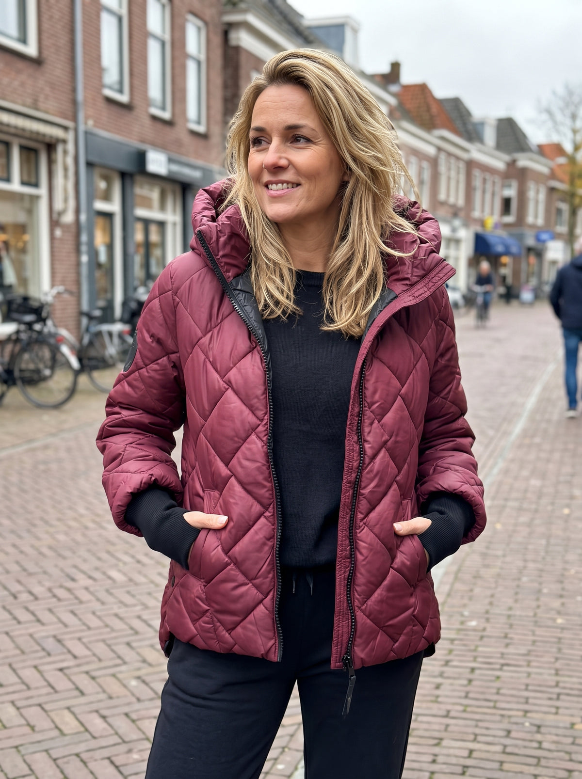 Merel - Stijlvolle, gewatteerde damesjas met capuchon