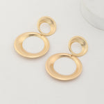 Anja | Gouden damesoorbellen met subtiel 3D-effect – minimalistisch en trendy