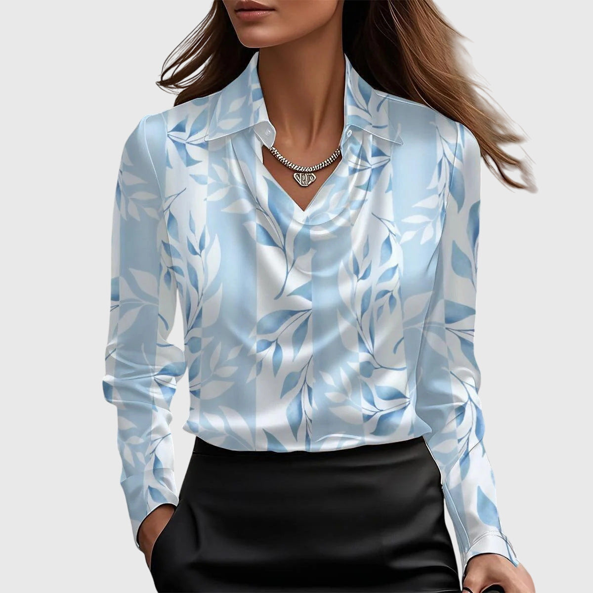 Monique | Dames blouse met geplooide halslijn en subtiele glans – elegant veelzijdig