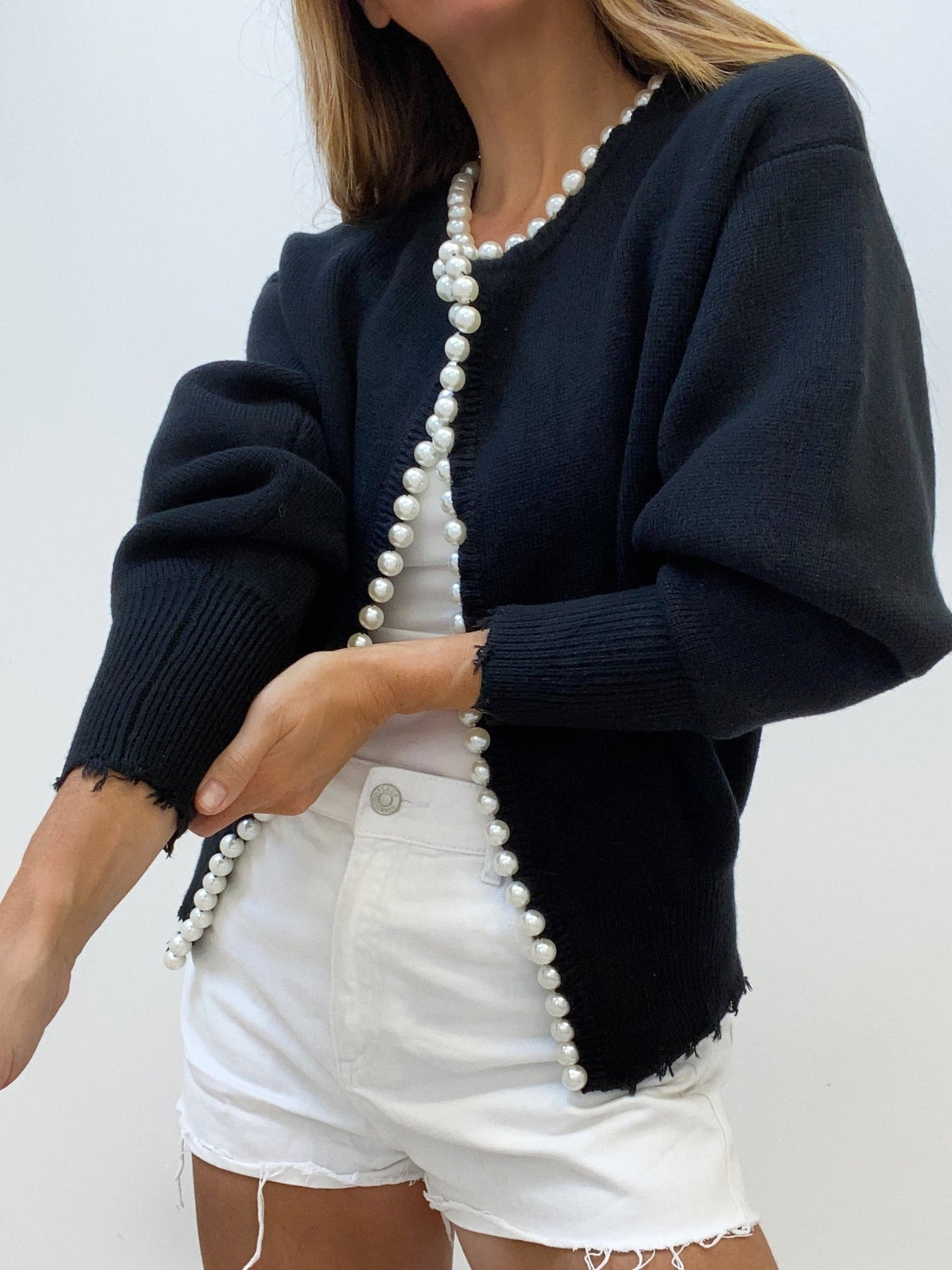 Jasmine Vest | Dames gebreid vest met parelrand en gescheurde zoom