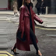 Dames Lange Jas – Bordeauxrode Faux Leather Coat met Retro Silhouet en Tailleceintuu